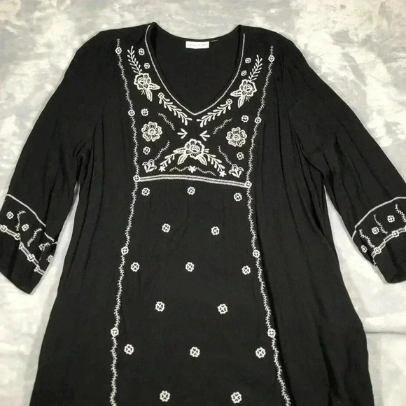 Susan Graver Embroidered Crinkled Gauze V-Neck Tunic in Black Choose Size large - Picture 2 of 3